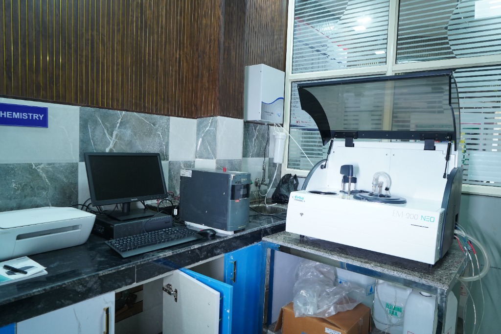 Biochemistry Analyzer Erba EM 200 NEO at Janta Diagnostic